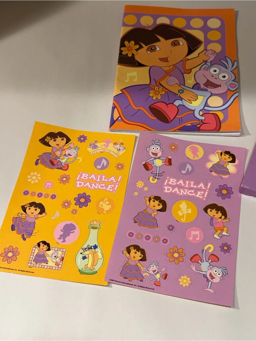 Dora the Explorer ¡BAILA! DANCE! Sticker book and crayola